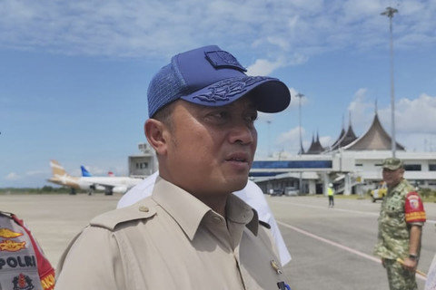 Mensesneg Prasetyo Hadi menyampaikan hasil kunjungan Presiden Prabowo Subianto di daerah yang terdampak bencana banjir dan longsor di Sumatera Barat. Ia menyampaikan arahan presiden dalam penanganan bencana Sumatera. Foto: Luthfi Humam/kumparan