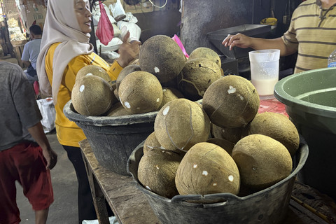 Lapak dagangan kelapa bulat di Pasar Senen, Kamis (18/12/2025). Foto: Najma Ramadhanya/kumparan