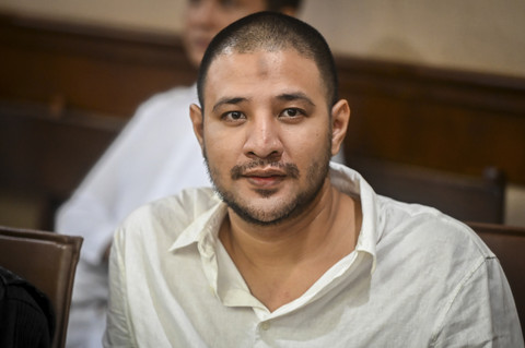 Terdakwa kasus peredaran narkotika di dalam Rutan Salemba Ammar Zoni saat menjalani sidang lanjutan di Pengadilan Negeri Jakarta Pusat, Kamis (18/12/2025). Foto: Rivan Awal Lingga/ANTARA FOTO