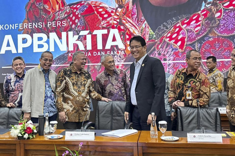 Menteri Keuangan Purbaya Yudhi Sadewa dan jajarannya dalam konferensi pers APBN KiTa di Kementerian Keuangan, Jakarta, Kamis (18/12/2025). Foto: Ave Airiza Gunanto/kumparan