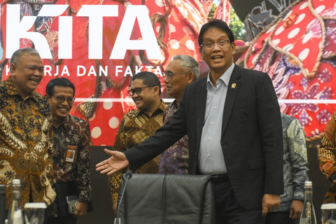 Menteri Keuangan Purbaya Yudhi Sadewa mengacungkan jempol  saat konferensi pers APBN KiTa edisi Desember 2025 di Jakarta, Kamis (18/12/2025).  Foto: Hafidz Mubarak A/ ANTARA FOTO