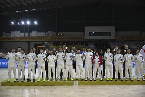 Sejumlah pemain dan official Timnas Futsal Indonesia berpose dengan medali peraknya usai upacara penghargaan pemenang (UPP) final Futsal putri SEA Games 2025 di Bangkokthonburi University, Thawi Watthana, Bangkok, Thailand, Kamis (18/12/2025). Foto: Nova Wahyudi/ANTARA FOTO