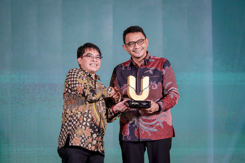 Pimred kumparan Arifin Asydhad menyerahkan piagam penghargaan kepada Telkomsel pada kumparan Awards Impact Makers 2025 di Hotel Indonesia Kempinski, Jakarta, Kamis (17/12/2025). Foto: Jamal Ramadhan/kumparan