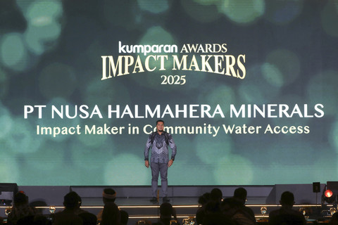 Perwakilan PT Nusa Halmahera Minerals menerima penghargaan pada kumparan Awards Impact Makers 2025 di Hotel Indonesia Kempinski, Jakarta, Kamis (17/12/2025). Foto: Aditia Noviansyah/kumparan