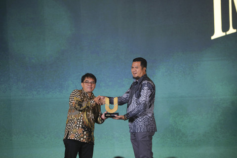 Pemimpim Redaksi kumparan Arifin Asydhad menyerahkan piagam penghargaan kepada perwakilan PT Nusa Halmahera Minerals pada kumparan Awards Impact Makers 2025 di Hotel Indonesia Kempinski, Jakarta, Kamis (17/12/2025). Foto: Aditia Noviansyah/kumparan
