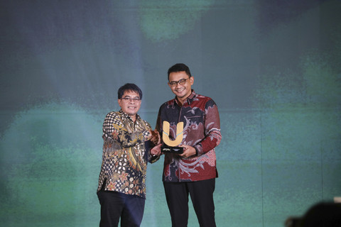 Pemimpim Redaksi kumparan Arifin Asydhad menyerahkan piagam penghargaan kepada perwakilan Telkomsel pada kumparan Awards Impact Makers 2025 di Hotel Indonesia Kempinski, Jakarta, Kamis (17/12/2025).   Foto: Aditia Noviansyah/kumparan