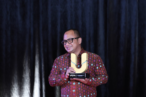 Telkom Indonesia menerima penghargaan pada kumparan Awards Impact Makers 2025 di Hotel Indonesia Kempinski, Jakarta, Kamis (17/12/2025). Foto: Iqbal Firdaus/kumparan