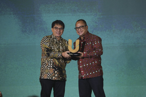 Pemimpim Redaksi kumparan Arifin Asydhad menyerahkan piagam penghargaan kepada perwakilan Telkom Indonesia pada kumparan Awards Impact Makers 2025 di Hotel Indonesia Kempinski, Jakarta, Kamis (17/12/2025). Foto: Aditia Noviansyah/kumparan