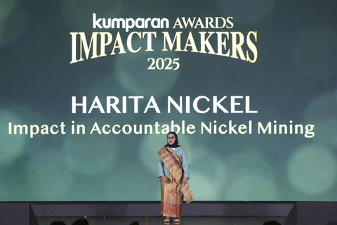Perwakilan Harita Nickel menerima penghargaan pada kumparan Awards Impact Makers 2025 di Hotel Indonesia Kempinski, Jakarta, Kamis (17/12/2025). Foto: Aditia Noviansyah/kumparan