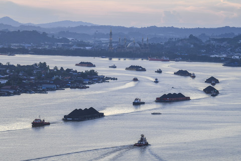 Sejumlah kapal tongkang pengangkut batu bara melintas di Sungai Mahakam, Samarinda, Kalimantan Timur, Kamis (18/12/2025).  Foto: M Risyal Hidayat/ANTARA FOTO