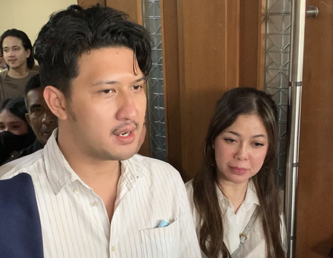 Aditya Zoni dan Dokter Kamelia hadir pada sidang dugaan peredaran narkotika Ammar Zoni di Pengadilan Negeri Jakarta Pusat, Kamis (18/12/2025). Foto: Salsha Okta Fairuz/kumparan