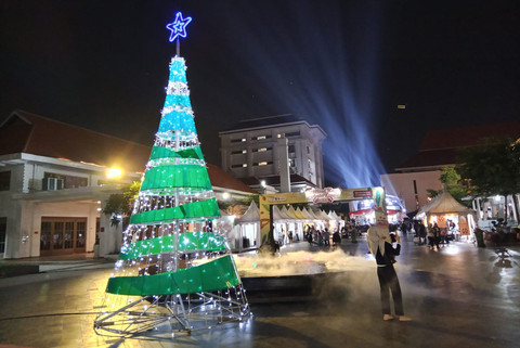 Pohon Natal yang menghiasi Balai Pemuda Surabaya. Foto: Masruroh/Basra
