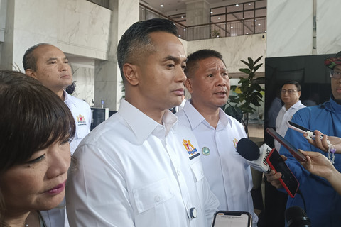 Ketua Umum Kamar Dagang dan Industri (Kadin) Indonesia Anindya Novyan Bakrie (tengah) menjawab pertanyaan wartawan di Kementerian Keuangan (Kemenkeu) Jakarta, Jumat (19/12/2025). Foto: Muhammad Fhandra Hardiyon/kumparan