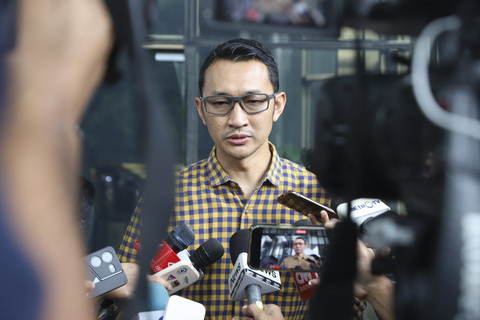 Juru bicara KPK Budi Prasetyo menjawab pertanyaan wartawan terkait kasus Operasi Tangkap Tangan (OTT) Bupati Bekasi Ade Kuswara di Gedung Merah Putih KPK, Jakarta, Jumat (19/12/2025). Foto: Iqbal Firdaus/kumparan