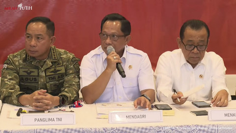 Mendagri Tito Karnavian memberikan keterangan saat konferensi pers tanggap bencana Sumatera di Lanud Halim Perdanakusuma, Jakarta Timur, Jumat (19/12/2025). Foto: Youtube/Sekretariat Presiden