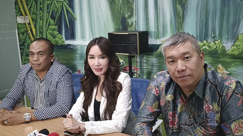 Ade Tya berserta tim kuasa hukum, bicara soal polemiknya dengan Dearly Djoshua dan Ari Lasso, kawasan Gambir, Jakarta Pusat, Jumat (19/12/2025). Foto: Giovanni/kumparan