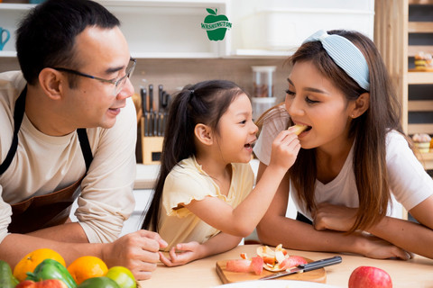 Ilustrasi keluarga makan apel bersama. Foto: dok. Washington Apples