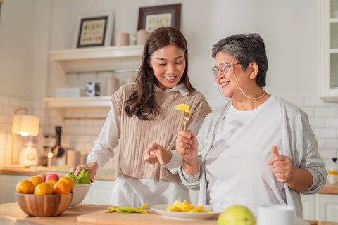 Ilustrasi menerapkan praktik mindful eating bersama ibu. Foto: Shutterstock