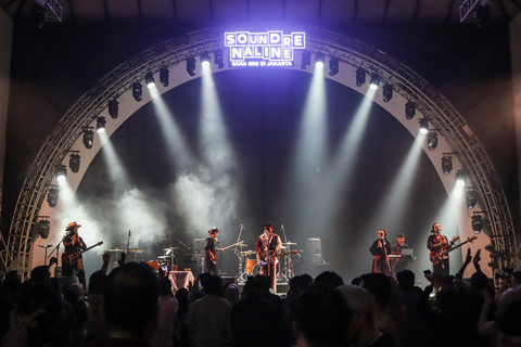 Grup musik folk-etnik asal Maluku Utara, Treeshome saat tampil di panggung Soundrenaline 2025 yang berlangsung di Bengkel Space, Jakarta, Jumat (19/12/2025).  Foto: Iqbal Firdaus/kumparan