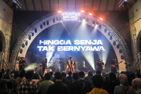 Grup musik folk-etnik asal Maluku Utara, Treeshome saat tampil di panggung Soundrenaline 2025 yang berlangsung di Bengkel Space, Jakarta, Jumat (19/12/2025).  Foto: Iqbal Firdaus/kumparan
