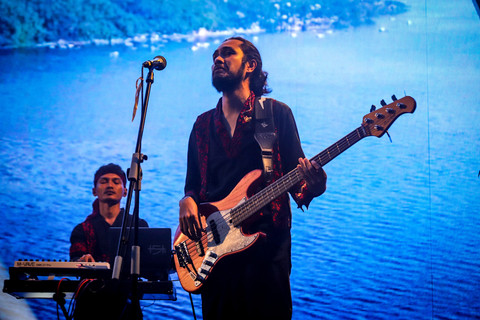 Aksi basis Grup musik folk-etnik asal Maluku Utara, Treeshome saat tampil di panggung Soundrenaline 2025 yang berlangsung di Bengkel Space, Jakarta, Jumat (19/12/2025).  Foto: Iqbal Firdaus/kumparan