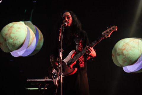 Grup musik folk-etnik asal Maluku Utara, Treeshome saat tampil di panggung Soundrenaline 2025 yang berlangsung di Bengkel Space, Jakarta, Jumat (19/12/2025).  Foto: Iqbal Firdaus/kumparan