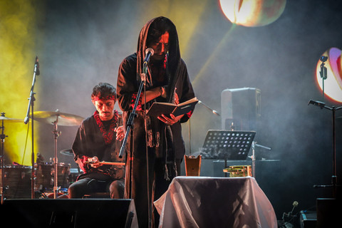 Grup musik folk-etnik asal Maluku Utara, Treeshome saat tampil di panggung Soundrenaline 2025 yang berlangsung di Bengkel Space, Jakarta, Jumat (19/12/2025).  Foto: Iqbal Firdaus/kumparan