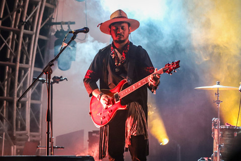 Grup musik folk-etnik asal Maluku Utara, Treeshome saat tampil di panggung Soundrenaline 2025 yang berlangsung di Bengkel Space, Jakarta, Jumat (19/12/2025).  Foto: Iqbal Firdaus/kumparan