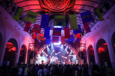 Grup musik folk-etnik asal Maluku Utara, Treeshome saat tampil di panggung Soundrenaline 2025 yang berlangsung di Bengkel Space, Jakarta, Jumat (19/12/2025).  Foto: Iqbal Firdaus/kumparan
