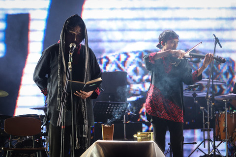 Grup musik folk-etnik asal Maluku Utara, Treeshome saat tampil di panggung Soundrenaline 2025 yang berlangsung di Bengkel Space, Jakarta, Jumat (19/12/2025).  Foto: Iqbal Firdaus/kumparan