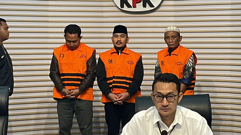 Konferensi pers penetapan dan penahanan tiga orang tersangka terkait dengan OTT di Kabupaten Bekasi, Jawa Barat, di Gedung Merah Putih KPK, Jakarta, Sabtu (20/12/2025) dini hari. Foto: Fadhil Pramudya/kumparan