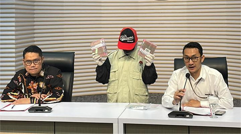 KPK memamerkan uang tunai yang disita sebagai barang bukti terkait OTT di Kabupaten Bekasi, Jawa Barat, dalam jumpa pers di Gedung Merah Putih KPK, Jakarta, Sabtu (20/12/2025) dini hari.  Foto: Fadhil Pramudya/kumparan