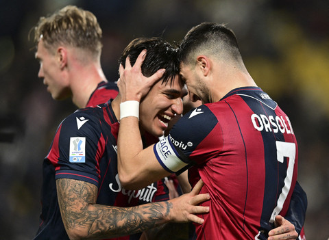 Pemain Bologna Riccardo Orsolini berselebrasi bersama rekan setimnya Santiago Castro usai mencetak gol ke gawang Inter Milan pada pertandingan semifinal Piala Super Italia di Al Awwal Park, Riyadh, Arab Saudi, Jumat (19/12/2025). Foto: Daniele Mascolo/Reuters