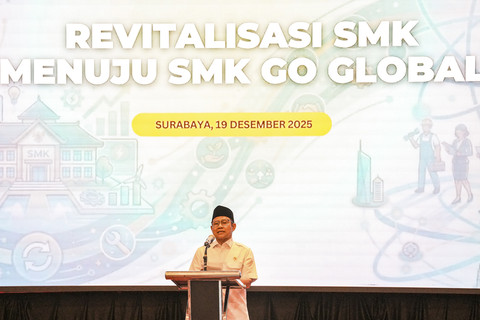 Menteri Koordinator Pemberdayaan Masyarakat Muhaimin Iskandar saat kegiatan Revitalisasi SMK Menuju SMK Go Global di Surabaya, Jawa Timur, Jumat (19/12/2025). Foto: Dok. Kemenko PM