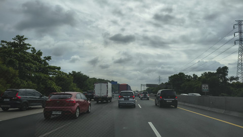 Suasana lalu lintas di Jalan Tol Jakarta-Cikampek, Sabtu (20/12/2025). Foto: Ahmad Romadoni/kumparan