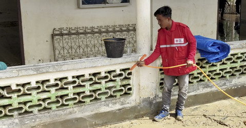 PMI bersama DMI membersihkan masjid di wilayah Sumatera yang terdampak bencana. Foto: Dok. PMI