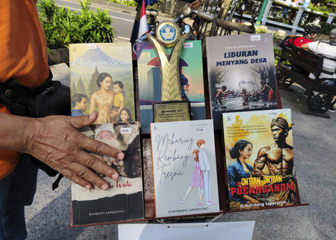 Buku-buku yang dibawa Bambang Saparyono, Sabtu (20/12/2025). Foto: Arfiansyah Panji Purnandaru/kumparan