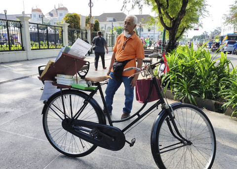 Bambang Saparyono dan sepeda onthelnya, Sabtu (20/12/2025). Foto: Arfiansyah Panji Purnandaru/kumparan