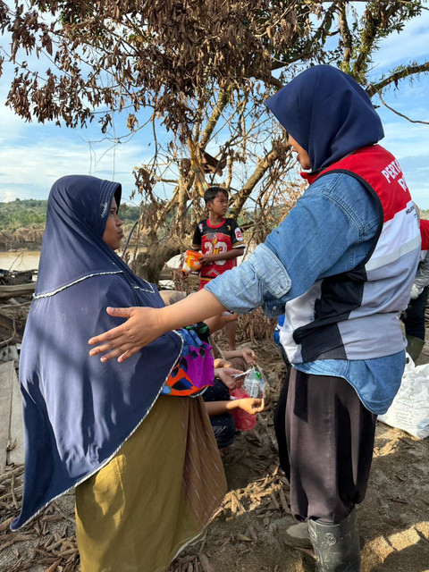 dr. Haryati, salah satu tim medis relawan Pertamina Peduli sedang memeriksa ibu hamil di Kampung Sunting, Aceh Tamiang.