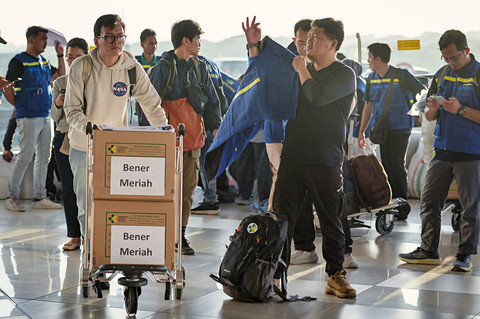 Relawan tenaga medis berjalan menuju ruang tunggu keberangkatan di Terminal 3 Bandara Soekarno-Hatta, Kota Tangerang, Banten, Sabtu (20/12/2025). Foto: ANTARA FOTO/Putra M. Akbar