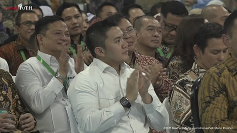 Seskab Teddy Indra Wijaya bertepuk tangan saat Menteri Perumahan dan Kawasan Permukiman (PKP) Maruarar Sirait menyampaikan sambutan pada akad massal 50.030 KPR FLPP dan serah terima kunci di Serang, Banten, Sabtu (20/12/2025). Foto: YouTube/Sekretariat Presiden