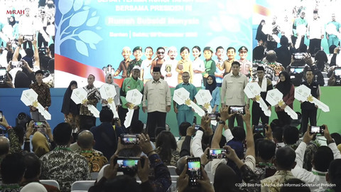 Presiden Republik Indonesia Prabowo Subianto dengan didampingi Menteri PKP Maruarar Sirait saat berfoto bersama dengan perwakilan penerima KPR saat akad massal 50.030 KPR FLPP dan serah terima kunci di Serang, Banten, Sabtu (20/12/2025). Foto: YouTube/Sekretariat Presiden