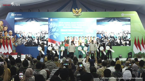 Presiden Republik Indonesia Prabowo Subianto dengan didampingi Menteri PKP Maruarar Sirait saat berfoto bersama dengan perwakilan penerima KPR saat akad massal 50.030 KPR FLPP dan serah terima kunci di Serang, Banten, Sabtu (20/12/2025). Foto: YouTube/Sekretariat Presiden