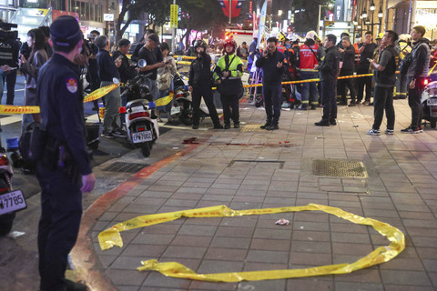 Petugas polisi berdiri di samping bekas darah setelah setelah seseorang melepaskan bom asap dan menyerang pejalan kaki di luar toko Eslite Spectrum Nanxi dekat Stasiun Zhongshan, Taiwan, Jumat (19/12/2025). Foto: Ann Wang/Reuters