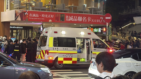 Mobil ambulans tiba setelah seseorang melepaskan bom asap dan menyerang pejalan kaki di luar toko Eslite Spectrum Nanxi dekat Stasiun Zhongshan, Taiwan, Jumat (19/12/2025). Foto: Ann Wang/Reuters