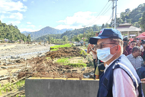 Ketua PMI Jusuf Kalla (JK) tinjau lokasi bencana di Kota Padang, Sumatera Barat. Foto: Dok. PMI