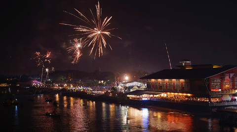 Kemeriahan perayaan malam tahun baru yang terlihat dari kawasan Benteng Kuto Besak Palembang, Minggu (1/1/2023) Foto: prima/Urban Id