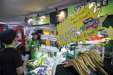 Suasana keseruan booth saat Soundrenaline 2025 di kawasan Blok M, Jakarta, Sabtu (20/12/2025). Foto: Iqbal Firdaus/kumparan