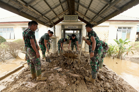 Prajurit TNI bersama relawan membersihkan lumpur yang mengenangi ruang rawat inap dan fasilitas medis Rumah Sakit Umum Daerah (RSUD) Aceh Tamiang pascabanjir luapan Sungai Tamiang di Aceh Tamiang, Aceh, Sabtu (20/12/2025). Foto: ANTARA FOTO/Irwansyah Putra