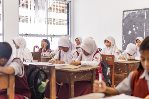 Ilustrasi koper bekas diubah menkadi scholar panel di sekolah dasar. Foto: Dok. Istimewa
